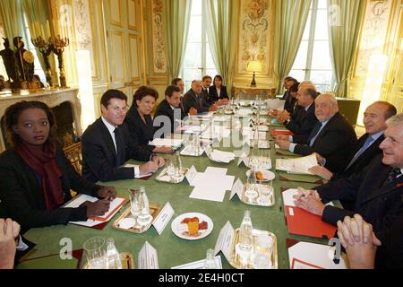 Il presidente francese Nicolas Sarkozy (4° L), il ministro dello Sport e della Gioventù Rama Yade (L), il ministro dell'industria Christian Estrosi (2° L) e il ministro della Salute, della Gioventù, dello Sport e delle Associazioni Roselyne Bachelot (3° L) sono visti prima di un incontro con i sindaci delle città candidate per la prossima Coppa Euro Football 2016, Gerard Collomb (sindaco di Lione), Andre Rossinot (sindaco di Nancy) Alain Juppe (sindaco di Bordeaux) Michel Gaudin (sindaco di Marsiglia), Roland Ries (sindaco di Strasburgo) al Palazzo Elysee di Parigi il 2 dicembre 2009. Foto di Ludovic/piscina/ABACAPRESS.COM Foto Stock