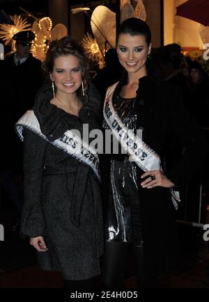 Miss Teen USA Stormi Bree Henley e Miss Universe Stefania Fernandez partecipano alla cerimonia di illuminazione dell'albero di Natale del Rockefeller Center a New York City, USA il 02 dicembre 2009. Foto di S.Vlasic/ABACAPRESS.COM Foto Stock