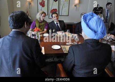 Il presidente francese Nicolas Sarkozy e il primo ministro indiano Manmohan Singh sono visti durante un pranzo il primo giorno della riunione dei capi di governo del Commonwealth (CHOGM) a Port-of-Spain, Trinidad e Tobago, il 27 novembre 2009. Foto di Elodie Gregoire/ABACAPRESS.COM Foto Stock