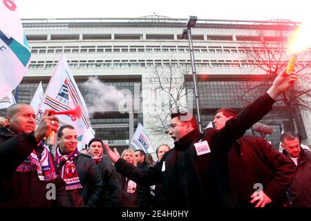 Des policiers manifestent a l appel de l'Union SGP-FO/Unite police (Premier syndicat de gardiens de la paix) dans le cadre d'une journee nationale d actions pour exprimer leur 'ras le boll' devant la 'politique du chiffre' et l erosion des effectifs a Parigi, Francia. Foto Stephane Lemouton/ABACAPRESS.COM Foto Stock