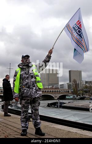 Des policiers manifestent a l appel de l'Union SGP-FO/Unite police (Premier syndicat de gardiens de la paix) dans le cadre d'une journee nationale d actions pour exprimer leur 'ras le boll' devant la 'politique du chiffre' et l erosion des effectifs a Parigi, Francia. Foto Stephane Lemouton/ABACAPRESS.COM Foto Stock