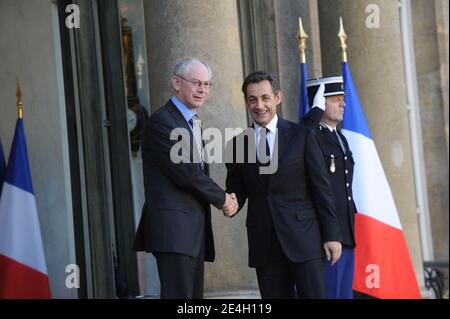 Il presidente francese Nicolas Sarkozy accoglie con favore il presidente eletto del Consiglio dell'Unione europea Herman van Rompuy del Belgio prima del loro incontro al Palazzo Elysee di Parigi, Francia, il 4 dicembre 2009. Foto di Mousse/ABACAPRESS.COM Foto Stock