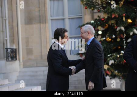 Il presidente francese Nicolas Sarkozy accoglie con favore il presidente eletto del Consiglio dell'Unione europea Herman van Rompuy del Belgio prima del loro incontro al Palazzo Elysee di Parigi, Francia, il 4 dicembre 2009. Foto di Mousse/ABACAPRESS.COM Foto Stock