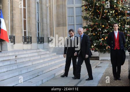 Il presidente francese Nicolas Sarkozy accoglie con favore il presidente eletto del Consiglio dell'Unione europea Herman van Rompuy del Belgio prima del loro incontro al Palazzo Elysee di Parigi, Francia, il 4 dicembre 2009. Foto di Mousse/ABACAPRESS.COM Foto Stock