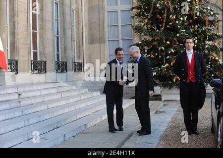 Il presidente francese Nicolas Sarkozy accoglie con favore il presidente eletto del Consiglio dell'Unione europea Herman van Rompuy del Belgio prima del loro incontro al Palazzo Elysee di Parigi, Francia, il 4 dicembre 2009. Foto di Mousse/ABACAPRESS.COM Foto Stock