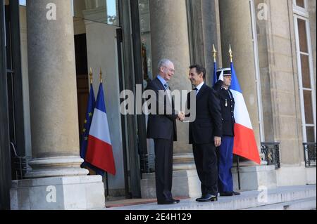 Il presidente francese Nicolas Sarkozy accoglie con favore il presidente eletto del Consiglio dell'Unione europea Herman van Rompuy del Belgio prima del loro incontro al Palazzo Elysee di Parigi, Francia, il 4 dicembre 2009. Foto di Mousse/ABACAPRESS.COM Foto Stock