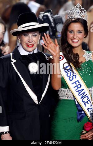 Miss Normandie, neoeletta Miss France 2010, Malika Menard, Genevieve de Fontenay partecipa al concorso Miss France Beauty 2010 al Palais Nikaia di Nizza, Francia, il 5 dicembre 2009. Foto di Patrick Bernard/ABACAPRESS.COM Foto Stock