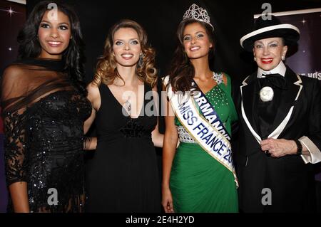 Miss France 2009 Chloe Mortaud, incinta Sylvie Tellier, Miss Normandie, neoeletta Miss France 2010, Malika Menard, Genevieve de Fontenay partecipando al concorso Miss France Beauty 2010 al Palais Nikaia di Nizza, Francia, il 5 dicembre 2009. Foto di Patrick Bernard/ABACAPRESS.COM Foto Stock