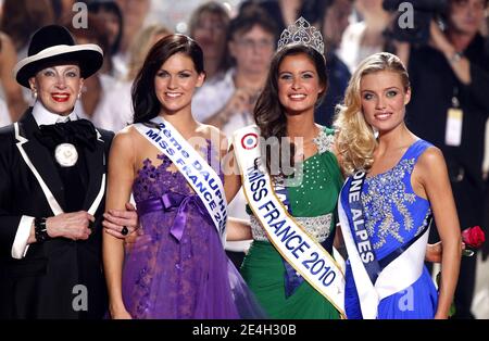 Miss Normandie, neoeletta Miss France 2010, Malika Menard, Genevieve de Fontenay partecipa al concorso Miss France Beauty 2010 al Palais Nikaia di Nizza, Francia, il 5 dicembre 2009. Foto di Patrick Bernard/ABACAPRESS.COM Foto Stock