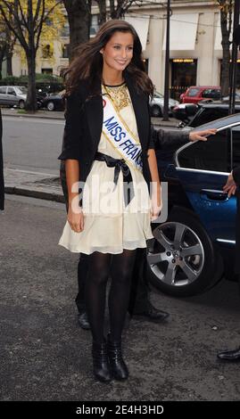 Miss Normandie, appena eletta Miss Francia 2010, Malika Menard ha visto lasciare la stazione radio Europa 1 a Parigi, in Francia, il 7 dicembre 2009. Foto di ABACAPRESS.COM Foto Stock