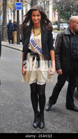 Miss Normandie, appena eletta Miss Francia 2010, Malika Menard ha visto lasciare la stazione radio Europa 1 a Parigi, in Francia, il 7 dicembre 2009. Foto di ABACAPRESS.COM Foto Stock