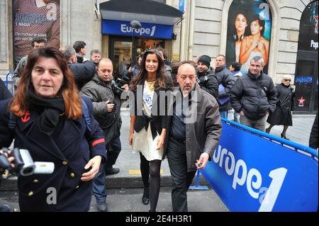 Miss Normandie, appena eletta Miss Francia 2010, Malika Menard ha visto lasciare la stazione radio Europa 1 a Parigi, in Francia, il 7 dicembre 2009. Foto di ABACAPRESS.COM Foto Stock