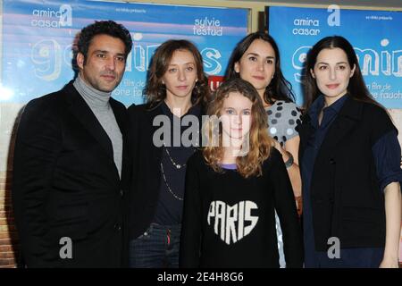 Jean-Pierre Martins, Sylvie Testud, Eleonore Faucher, Amira Casar e Zoe Duthion partecipano alla prima di 'Gamines' al teatro UGC Cite Les Halles di Parigi, Francia, il 14 dicembre 2009. Foto di Mireille Ampilhac/ABACAPRESS.COM Foto Stock