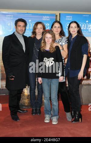 Jean-Pierre Martins, Sylvie Testud, Eleonore Faucher, Amira Casar e Zoe Duthion partecipano alla prima di 'Gamines' al teatro UGC Cite Les Halles di Parigi, Francia, il 14 dicembre 2009. Foto di Mireille Ampilhac/ABACAPRESS.COM Foto Stock