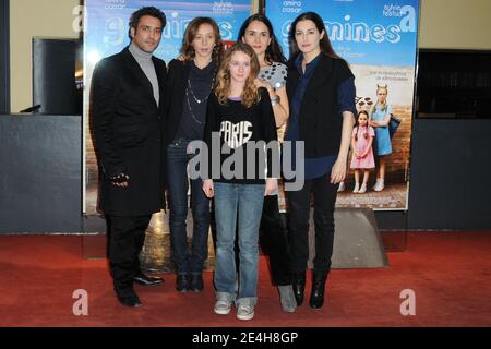 Jean-Pierre Martins, Sylvie Testud, Eleonore Faucher, Amira Casar e Zoe Duthion partecipano alla prima di 'Gamines' al teatro UGC Cite Les Halles di Parigi, Francia, il 14 dicembre 2009. Foto di Mireille Ampilhac/ABACAPRESS.COM Foto Stock