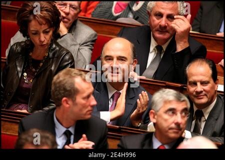 La deputee socialiste de l'Indre et Loire Marisol Touraine, le depute socialiste du Doubs et membre de la direction du parti Sociasciste (PS) Pierre Moscovici et le depute socialsite jean-Christophe Cambadassistent aux questions au gouvernement a l'Assemblee Nationale a Paris, France le 13 ottobre 2009. Foto Axelle de russe/ABACAPRESS.COM Foto Stock