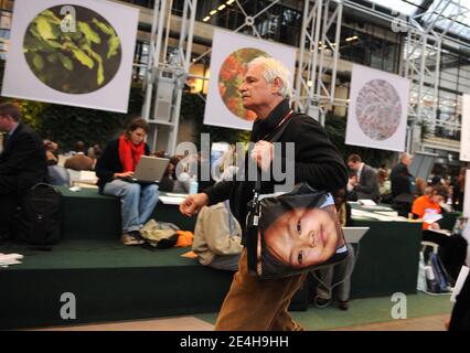 Il fotografo francese Yann Arthus-Bertrand frequenta il centro Bella di Copenhagen, Danimarca, il 16 dicembre 2009, durante il vertice del clima COP15. Foto di Mousse/ABACAPRESS.COM Foto Stock