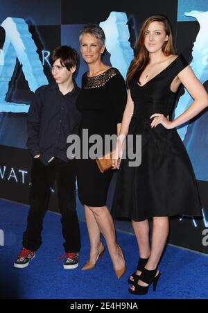 Jamie Lee Curtis e i suoi bambini adottivi in arrivo per la prima mondiale del 20° secolo Fox di 'Avatar' tenuto al Grauman's Chinese Theatre a Los Angeles, CA, USA il 16 dicembre 2009. Foto di Lionel Hahn/ABACAPRESS.COM Foto Stock