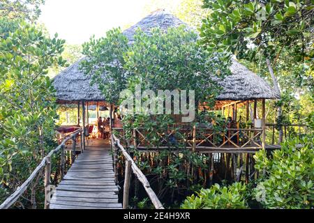 Mida Creek, Watamu, Kenya - 15 settembre 2019: Crab Shack Dabaso Ristorante a Mida Creek Mangrove foresta, una popolare attrazione turistica Foto Stock