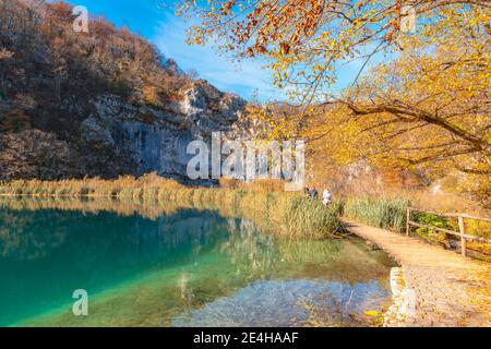 Lago e percorso in legno nel Parco Nazionale dei Laghi di Plitvice, Croazia. Foto Stock