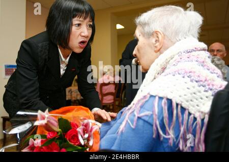 Madame Anh Dao Traxel, fille adoptive de l'ancien president francais Jacques Chirac et presidente de l'Etoile Europeenne du Devouement Civil et Militaire, visit la maison de retraite des Petites Soeurs des Pauvre a la Madeleine, nord de la France, le 19 Foto Stock