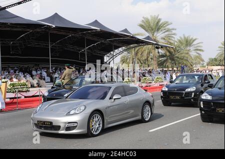 Un 'All Porsche' con il nuovissimo Panamera a 4 porte al centro e 4 Cayenne per guardie del corpo è presentato durante la parata militare per la Giornata Nazionale del Qatar a Doha, Qatar, il 18 dicembre 2009. Lo stato del Qatar ha acquistato in precedenza nel 2009 circa il 20% della casa automobilistica tedesca Porsche. Foto di Ammar Abd Rabbo/ABACAPRESS.COM Foto Stock