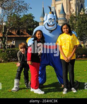 La cantante pop canadese Justin Bieber (L) si pone di fronte al Castello di Cenerentola con Lucky radio Disney ascoltatore, Rebekah Parker (centro) di nove anni e sorella Rachel Parker, a Epcot, FL, USA il 19 dicembre 2009. Rebekah ha vinto il concorso a premi "My World" della rete, ottenendo l'opportunità di incontrare Justin Bieber in tutto il mondo, cavalcare la Big Thunder Mountain Railroad con lui al Magic Kingdom e assistere al suo concerto di radio Disney in stile VIP al Celebration Town Center nella vicina Celebration, Il Magic Kingdom è uno dei quattro parchi a tema del Walt Disney World Resort. Foto di Preston Mack/Disney via Foto Stock