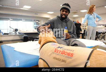 SGT. Robert Samuel partecipa a una sessione di terapia fisica a walter Reed a Washington, DC, USA, il 18 dicembre 2009. Samuel ha fatto un giro in Iraq ed è stato nel suo secondo giro in afghanistan, quando 5 mesi in, il suo gruppo di stryker è stato colpito da un ied alle 5:30 am. Ed è stato l'unica persona è 8-uomo unità di essere ferito. È stato a Walter Reed dal novembre 17, ha fatto amputare la gamba sinistra sopra il ginocchio e il suo braccio sinistro ha una piastra metallica e un sacco di punti. Foto di Olivier Douliery /ABACAPRESS.COM Foto Stock