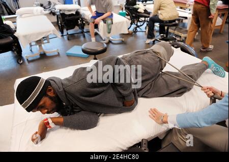 SGT. Robert Samuel partecipa a una sessione di terapia fisica a walter Reed a Washington, DC, USA, il 18 dicembre 2009. Samuel ha fatto un giro in Iraq ed è stato nel suo secondo giro in afghanistan, quando 5 mesi in, il suo gruppo di stryker è stato colpito da un ied alle 5:30 am. Ed è stato l'unica persona è 8-uomo unità di essere ferito. È stato a Walter Reed dal novembre 17, ha fatto amputare la gamba sinistra sopra il ginocchio e il suo braccio sinistro ha una piastra metallica e un sacco di punti. Foto di Olivier Douliery /ABACAPRESS.COM Foto Stock