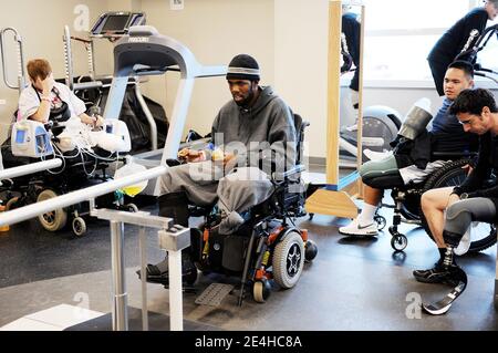 SGT. Robert Samuel partecipa a una sessione di terapia fisica a walter Reed a Washington, DC, USA, il 18 dicembre 2009. Samuel ha fatto un giro in Iraq ed è stato nel suo secondo giro in afghanistan, quando 5 mesi in, il suo gruppo di stryker è stato colpito da un ied alle 5:30 am. Ed è stato l'unica persona è 8-uomo unità di essere ferito. È stato a Walter Reed dal novembre 17, ha fatto amputare la gamba sinistra sopra il ginocchio e il suo braccio sinistro ha una piastra metallica e un sacco di punti. Foto di Olivier Douliery /ABACAPRESS.COM Foto Stock