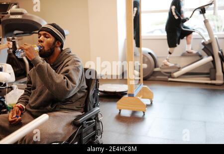 SGT. Robert Samuel partecipa a una sessione di terapia fisica a walter Reed a Washington, DC, USA, il 18 dicembre 2009. Samuel ha fatto un giro in Iraq ed è stato nel suo secondo giro in afghanistan, quando 5 mesi in, il suo gruppo di stryker è stato colpito da un ied alle 5:30 am. Ed è stato l'unica persona è 8-uomo unità di essere ferito. È stato a Walter Reed dal novembre 17, ha fatto amputare la gamba sinistra sopra il ginocchio e il suo braccio sinistro ha una piastra metallica e un sacco di punti. Foto di Olivier Douliery /ABACAPRESS.COM Foto Stock