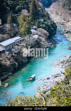 Fiume Hozugawa presso la città di Arashiyama Kyoto, Giappone Foto Stock