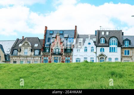 Dusseldorf, Germania. Vecchi edifici di appartamenti tedeschi tradizionali nel quartiere Düsseldorf Oberkassel. Foto Stock