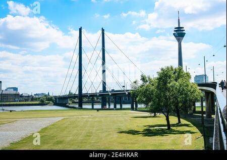 Paesaggio del ponte Oberkasseler e la Torre della trasmissione televisiva a Düsseldorf, in Germania, in una giornata estiva soleggiata Foto Stock