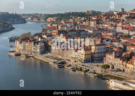 Case colorate di Porto Ribeira facciate tradizionali vecchie case multicolore, ponte Dom luis e tram storico. Porto, Portogallo . Gennaio 2021 Foto Stock