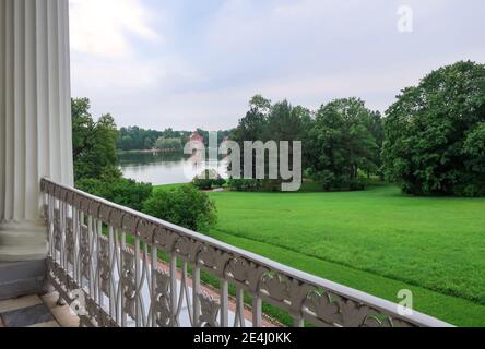 Vista dalla Galleria Cameron dello stagno a Catherine Park e Giardini nella città di Tsarskoye Selo, Pushkin, a Palazzo di Caterina. Foto Stock
