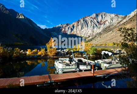 Barche da pesca ormeggiate sul lago Convict con il Monte Morrison e Laurel Mountain in lontananza, Mammoth Lakes, California, USA Foto Stock