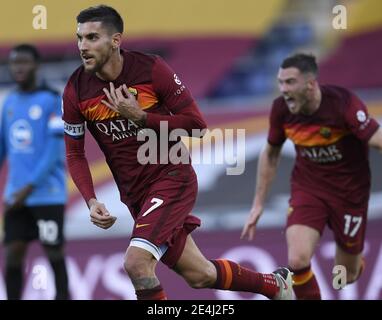 Roma, Italia. 23 gennaio 2021. Lorenzo Pellegrini (L) di Roma celebra il suo obiettivo durante una partita di calcio tra Roma e Spezia a Roma, Italia, 23 gennaio 2021. Credit: Augusto Casasoli/Xinhua/Alamy Live News Foto Stock