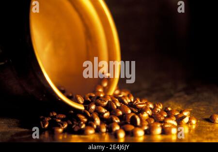 CHIAZZI DI CAFFÈ ARABICA FRESSI CHE SGORGANO DA UN BARATTOLO. Foto Stock
