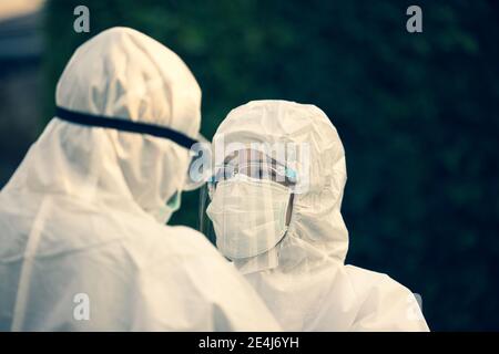 Medico asiatico che indossa tuta ppe e maschera facciale in ospedale o all'esterno. Protezione dalla pandemia di covid-19 e coronavirus Foto Stock