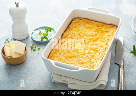 Pane di mais appena sfornato in una padella Foto Stock