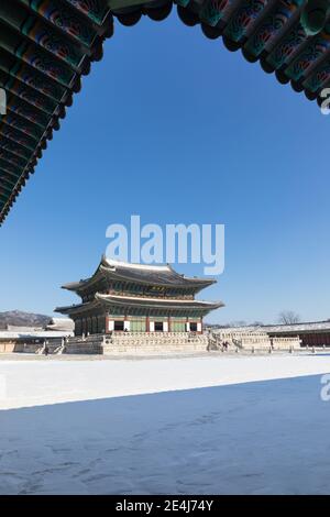Turisti che visitano il Palazzo Gyeongbokgung in inverno in Corea. Foto Stock