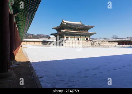 Turisti che visitano il Palazzo Gyeongbokgung in inverno in Corea. Foto Stock