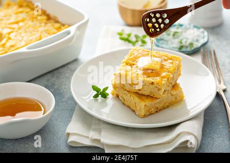 Pane di mais appena sfornato servito con burro Foto Stock