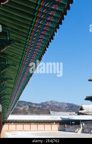 Scenario mattutino invernale coreano, all'interno del Palazzo Gyeongbokgung, iciclette appese alle grondaie. Foto Stock