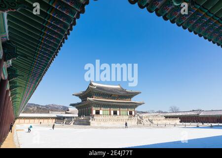 Paesaggio coreano di mattina invernale, i turisti celebrano scattando foto al Palazzo Gyeongbokgung quando nevica. Foto Stock