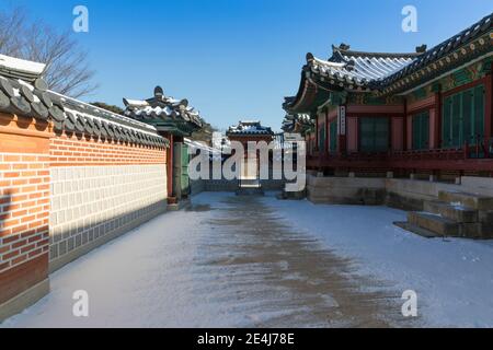 Scenario mattutino invernale coreano, tradizionale casa di hanok coperta di neve all'interno del Palazzo di Gyeongbokgung. Foto Stock