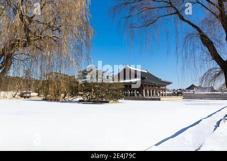 Scenario invernale mattutino in Corea, Gyeonghoeru coperto di neve all'interno del Palazzo Gyeongbokgung. Foto Stock