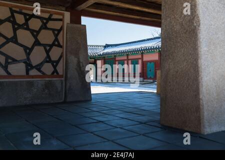 Scenario mattutino invernale coreano, tradizionale casa di hanok coperta di neve all'interno del Palazzo di Gyeongbokgung. Foto Stock