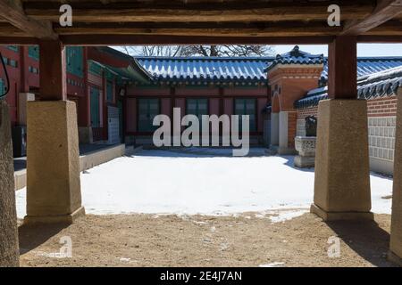 Scenario mattutino invernale coreano, tradizionale casa di hanok coperta di neve all'interno del Palazzo di Gyeongbokgung. Foto Stock